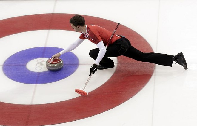 Dinamarquês Rasmus Stjerne Hansen em partida de curling |