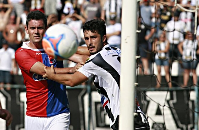Agarra-agarra na área do Operário em bom ataque tricolor | 