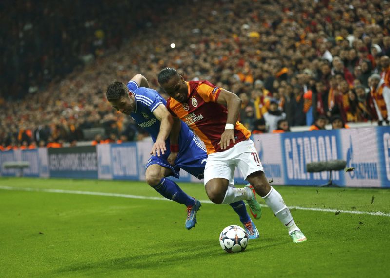 Ex-ídolo do Chelsea, o agora jogador do Galatasaray Drogba tenta a jogada contra Gary Cahill em Istambul | Murad Sezer / Reuters
