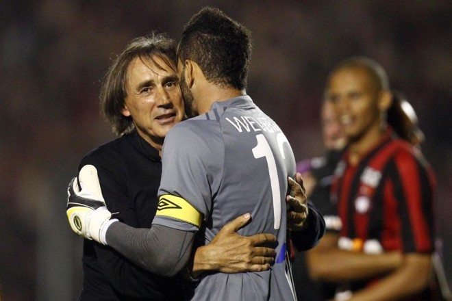 E agradecimento do técnico Miguel Portugal ao goleiro Weverton |