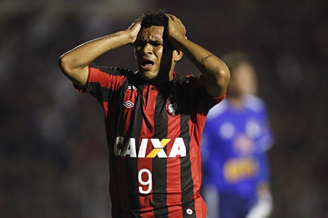 Aos 14 minutos, Éderson perdeu a primeira boa chance do jogo, mas chutou para fora |