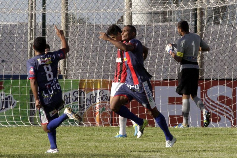 O atacante Elton, ao centro, foi um terror para o Furacão no Albino Turbay, especialmente para o zagueiro Dráusio e o goleiro Rodolfo | Ivan Amorim/ Gazeta do Povo
