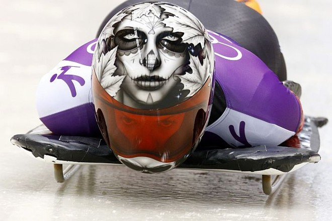 Detalhe do capacete da canadense Sarah Reid na prova de skeleton |