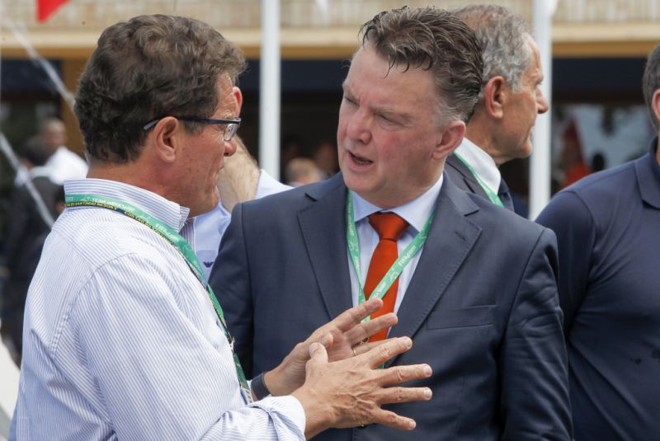 O italiano Fabio Capello, técnico da Rússia, e o treinador holandês Louis van Gaal conversam em Florianópolis |