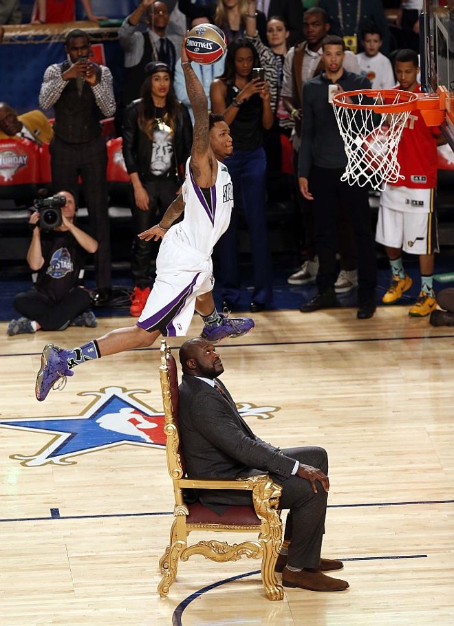 Ben McLemore salta sobre o astro Shaquille ONeal no concurso de enterradas do All-Star Games |