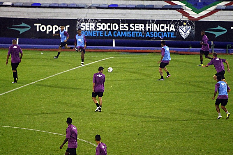 O Atlético fez treino de reconhecimento no José Amalfitani na noite desta segunda-feira | Albari Rosa / Gazeta do Povo
