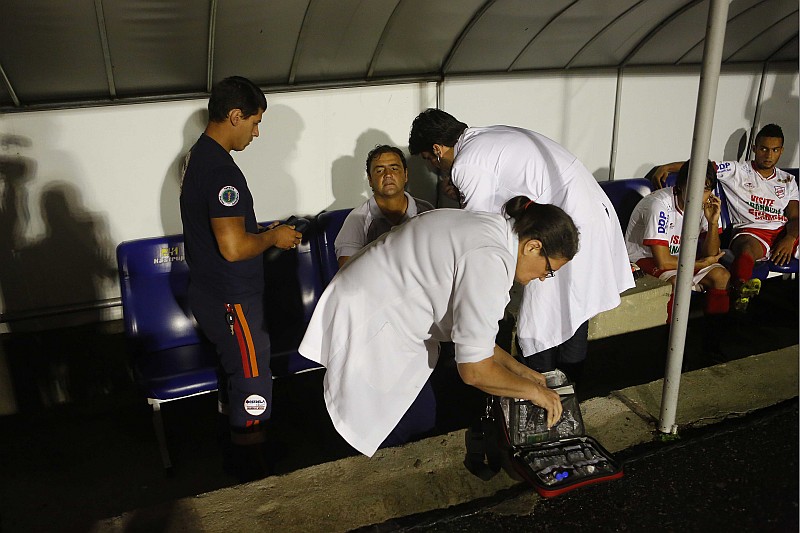 O técnico Netinho, do Rio Branco, precisou de atendimento médico nos últimos minutos da partida contra o Paraná | Jonathan Campos / Gazeta do Povo
