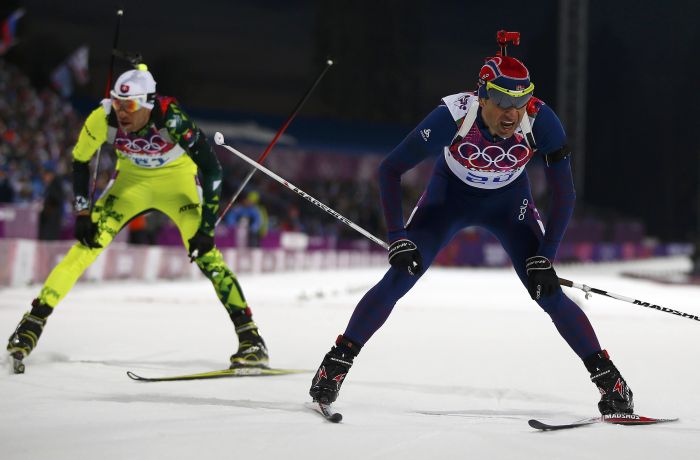 Norueguês Ole Einar Bjoerndalen à frente de Matej Kazar na reta de chegada da prova de sprint, do biatlo | Reuters