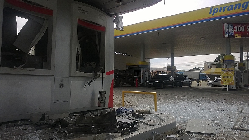 Explosão espalhou pedaços do caixa eletrônico por todo o posto de gasolina em Araucária | Aniele Nascimento / Agência de Notícias Gazeta do Povo