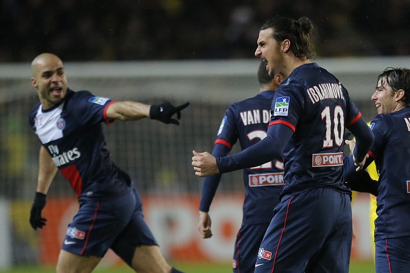 Ibrahimovic comemora com companheiros um de seus gols sobre o Nantes | Stephane Mahe / Reuters