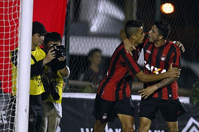 Crislan abraça Zezinho na comemoração de seu gol, o primeiro da partida |