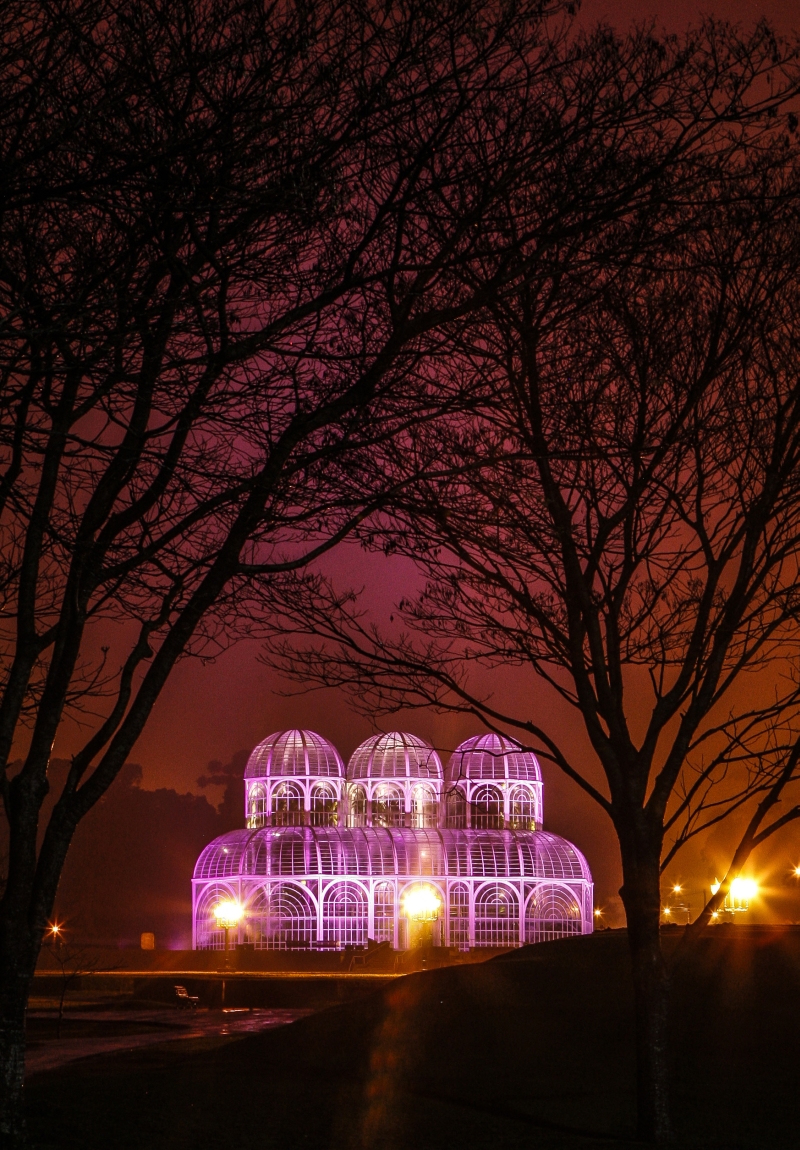Iluminação da campanha contra o câncer de mama, em Curitiba | Hugo Harada/Gazeta do Povo