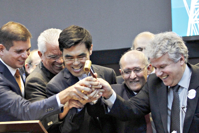 Executivos comemoram resultado: deságio de quase 40% | Michel Filho/Agência O Globo