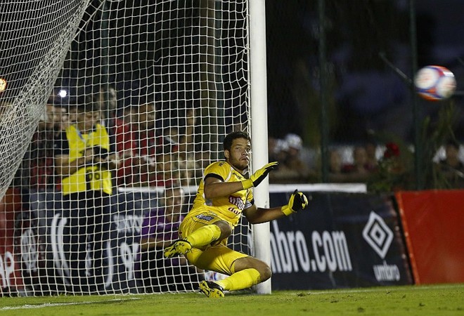 O goleiro Edson Mardden pula para não alcançar a cobrança de pênalti de Hernani, que abriu o placar no Ecoestádio |