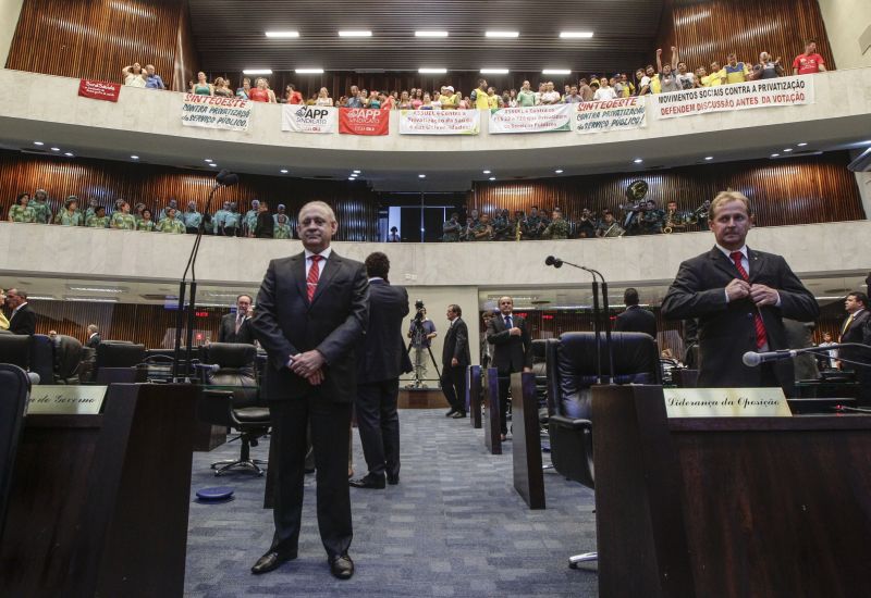A primeira sessão do ano na Assembleia Legislativa do Paraná foi marcada por protesto contra a criação da Fundação Estadual de Saúde (Funeas) | Daniel Castellano / Agência de Notícias Gazeta do Povo