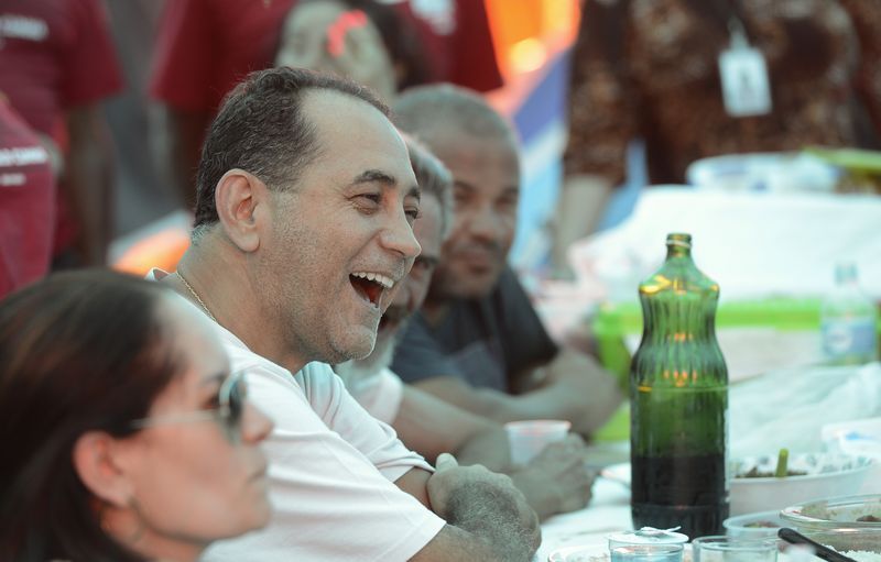 O deputado federal João Paulo Cunha (PT-SP) se entregou à Justiça nesta terça-feira (4) após o STF expedir o mandado de prisão contra ele. Na imagem, ele aparece almoçando com integrantes do PT na segunda-feira (3) em uma tenda em frente ao STF | Antonio Cruz / Agência Brasil