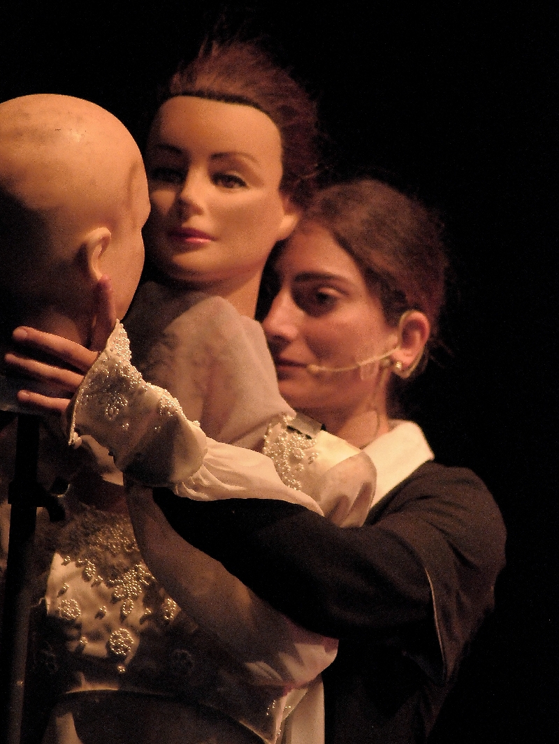 Grupo chileno faz versão de Otelo em que a história é contada por atores e bonecos | Divulgação