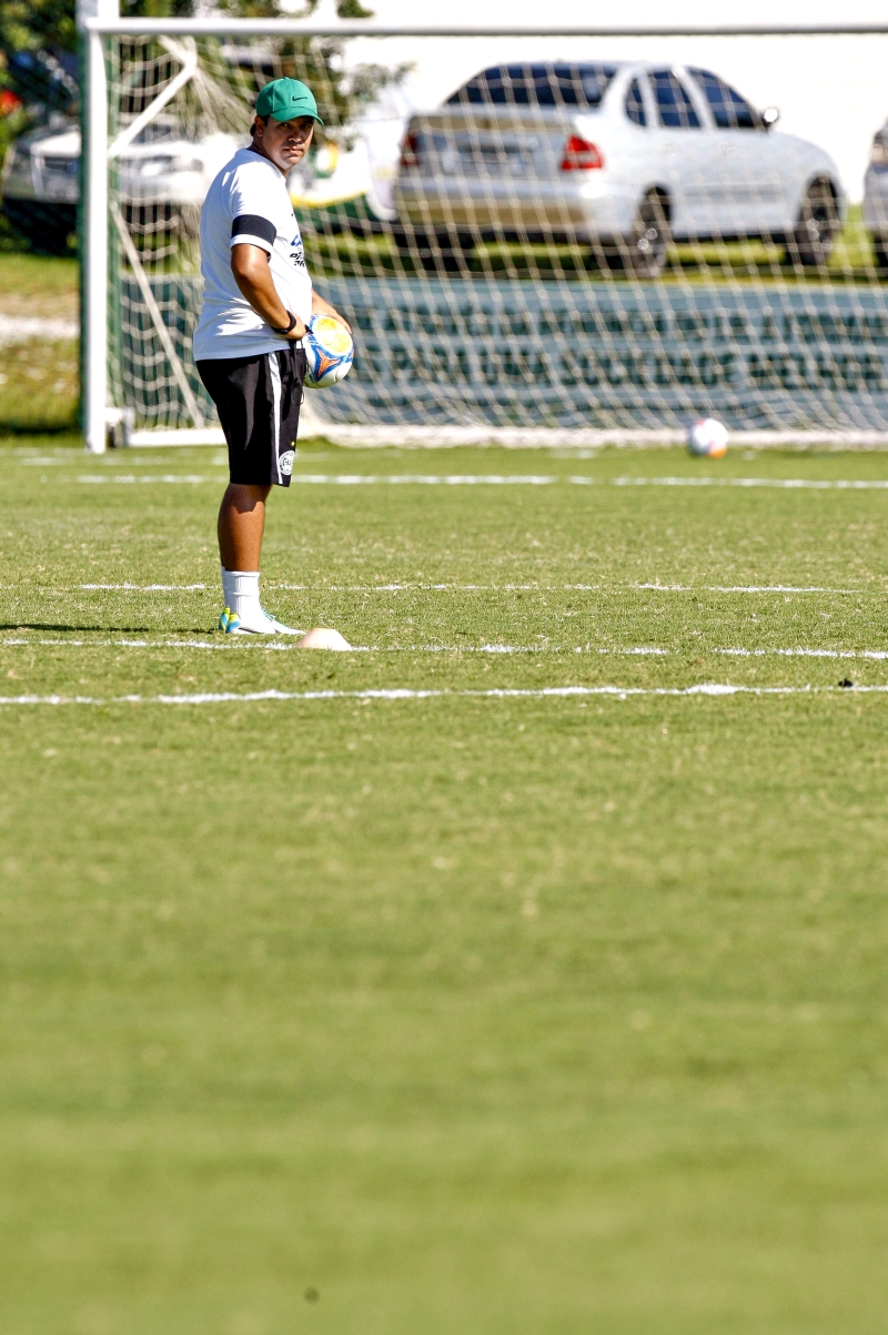 Dado Cavalcanti comanda o treino do Coritiba no CT da Graciosa: time irá começar no 4-4-2 | Hugo Harada/ Gazeta do Povo