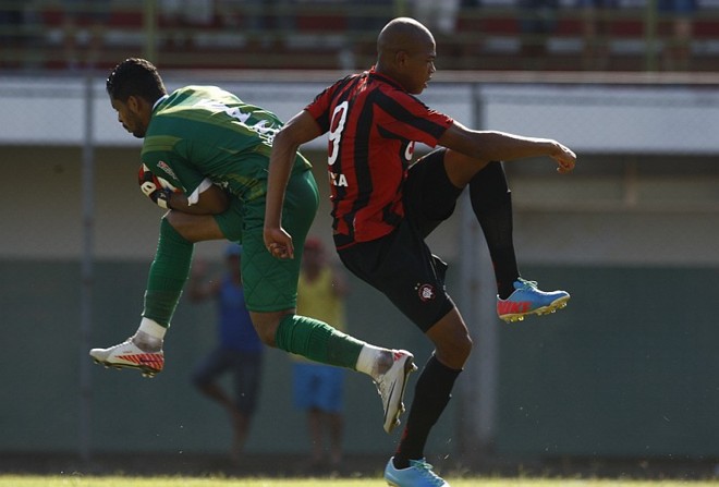 O atacante Dominic pouco perigo ao gol defendido por Thiago Rodrigues | 