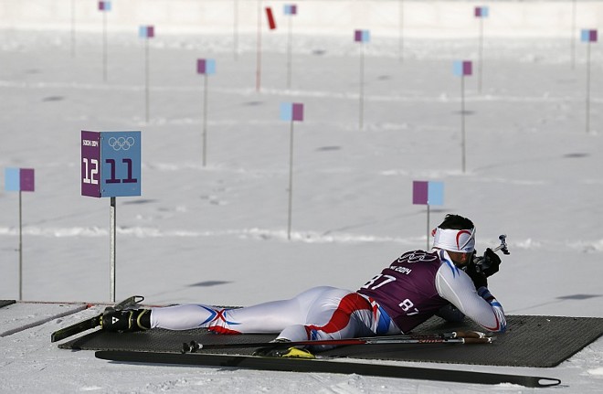 O francês Simon Fourcade treina tiro na pista do biatlo, modalidade que combina também o esqui cross country |