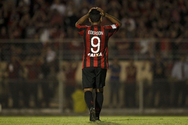 Apesar da boa atuação, Éderson lamenta gol perdido |
