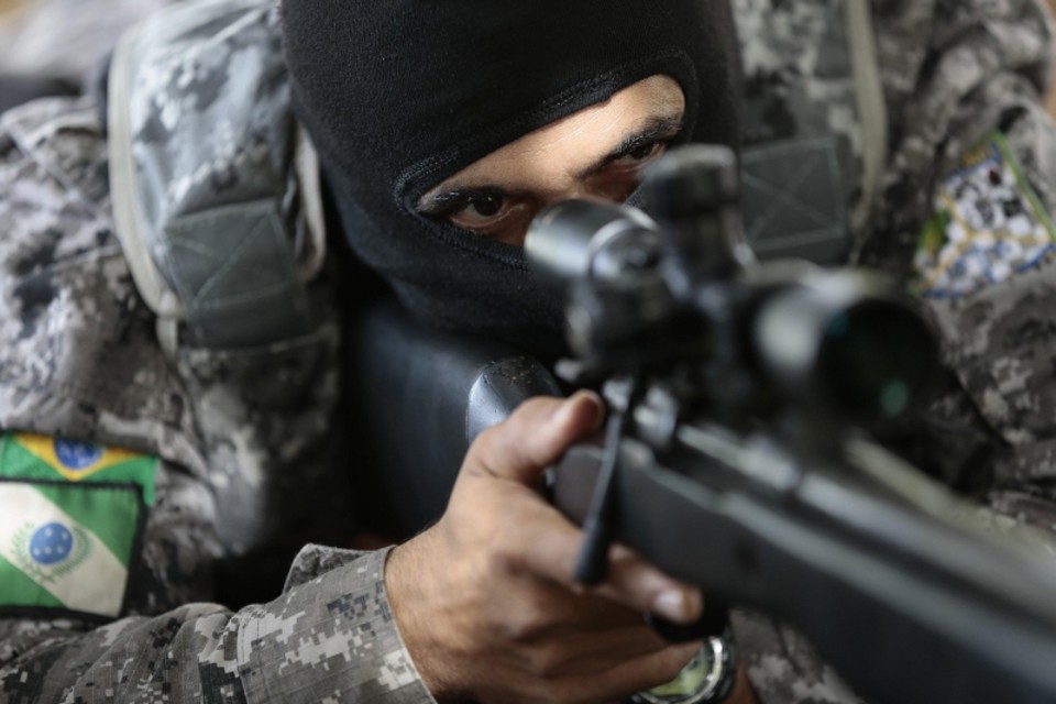 Agente paranaense participa de exercício da Força Nacional, em Brasília: cabe ao comitê recomendar ao governo a chamada do Exército em caso de emergência | Ueslei Marcelino/ Reuters