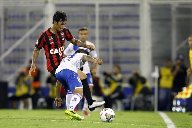 Disputa de bola entre o atleticano João Paulo e Romero |
