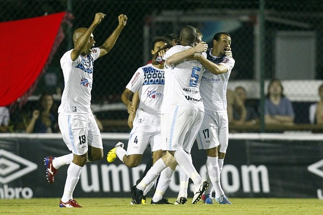 Jogadores do Londrina comemoram o gol do empate, marcado por Douglas Grolli (3), encoberto |