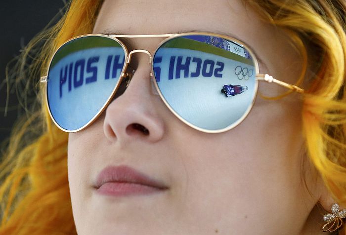 Torcedora observa prova de skeleton em Sochi: público é monitorado pelo serviço secreto russo | Reuters