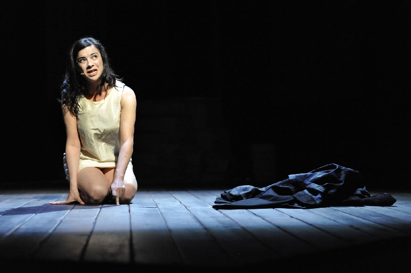 Em The Rape of Lucrece, com a cantora Camille OSullivan faz uma performance com música do britânico Feargal Murray | Keith Pattison/ Divulgação