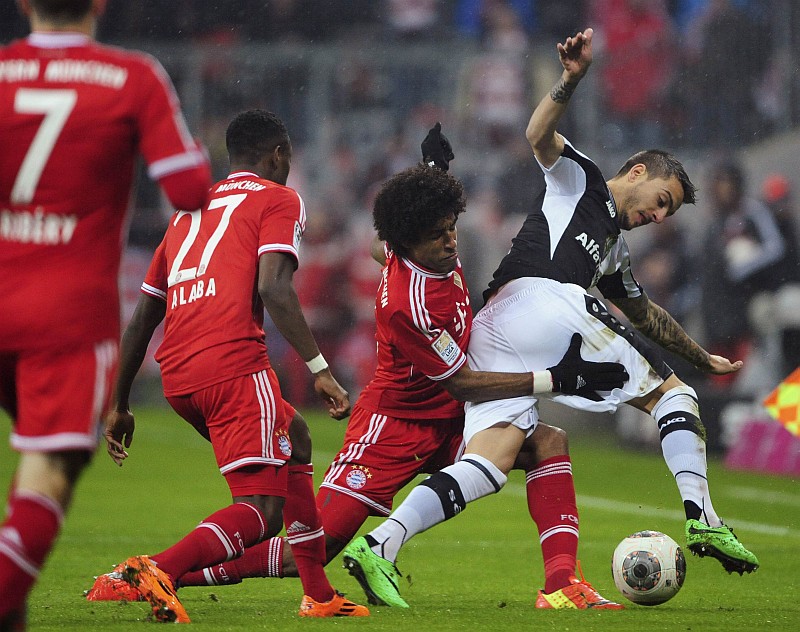 O zagueiro Dante colaborou na defesa e no ataque na vitória do Bayern | Stringer / Reuters