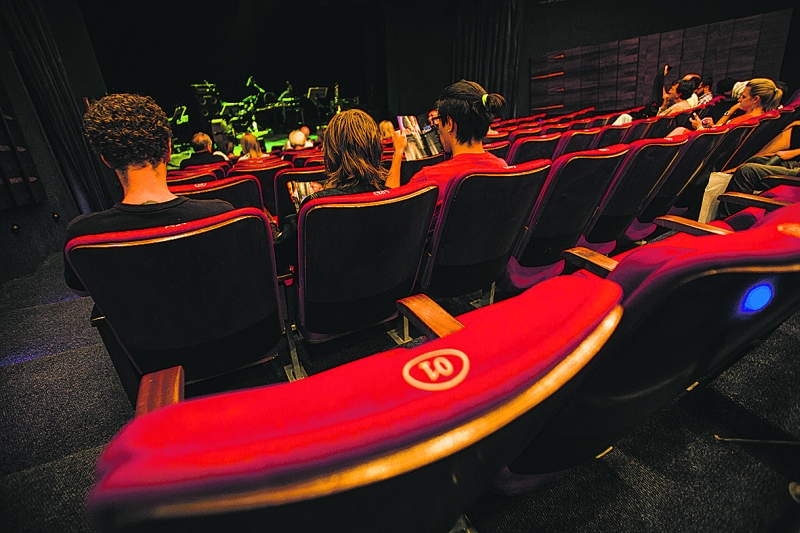 Lugar vazio às vezes é raridade no Teatro da Caixa, em Curitiba | Marcelo Andrade/ Gazeta do Povo