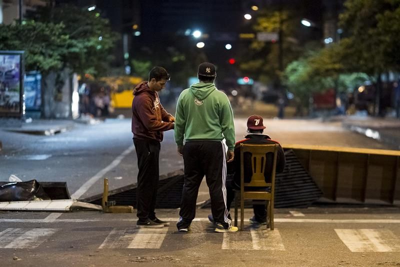 Barricada montada por manifestantes em rua de Caracas | EFE/Miguel Gutierrez