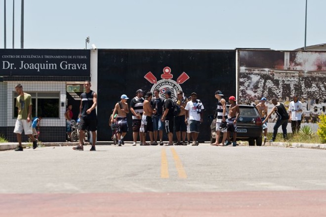 Bando de loucos: Cerca de 100 torcedores do Corinthians invadem o centro de treinamentos do clube, no dia 1º, provocando cenas de depredação e intimidando jogadores. Eles protestavam contra os maus resultados do time, que há pouco mais de um ano o time havia sido campeão mundial | 