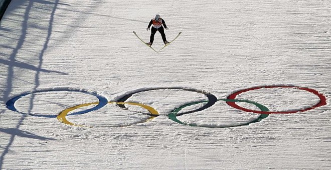 Japonês Akito Watabe na prova de salto de esqui em Sochi |