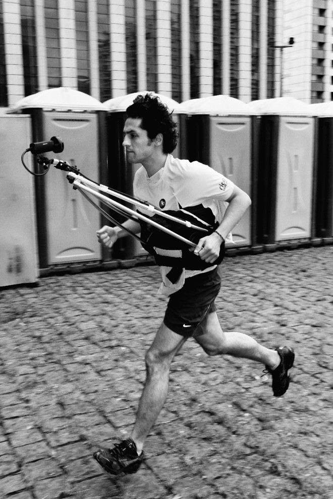 Para o docu­mentário São Silvestre, Fernando teve um equipamento de cinco quilos acoplado ao corpo | 