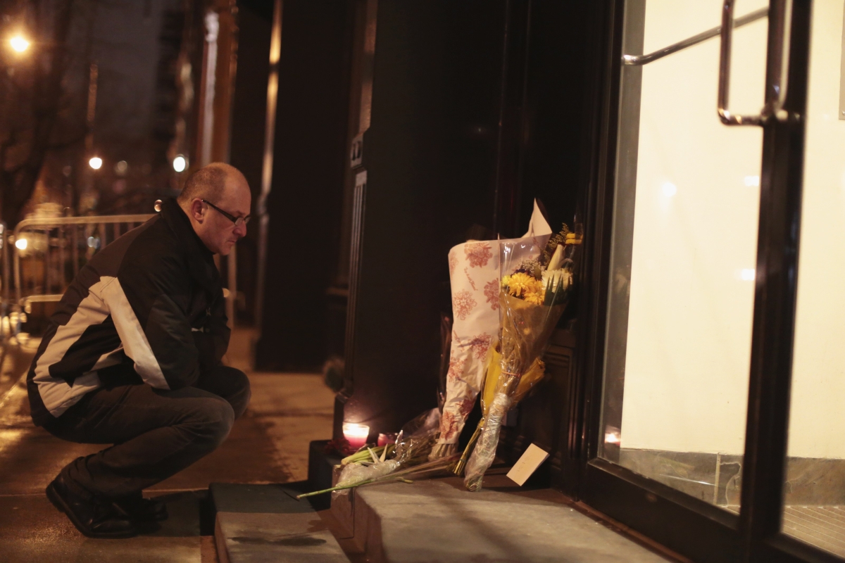Fã deposita flores em um memorial feito para o ator Philip Seymour Hoffman, do lado de fora do prédio onde ele foi encontrado morto em Manhattan | Reuters/John Taggart