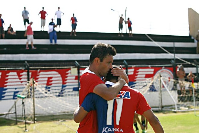 Giancarlo comemora seu segundo gol na partida | 