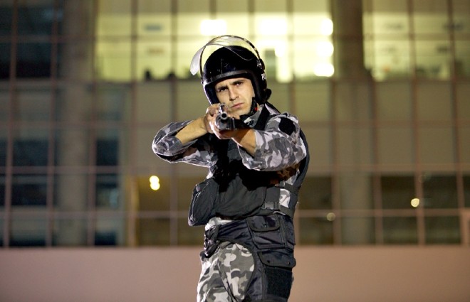 Andrew Knoll em cena de Brasil: confronto entre irmãos |