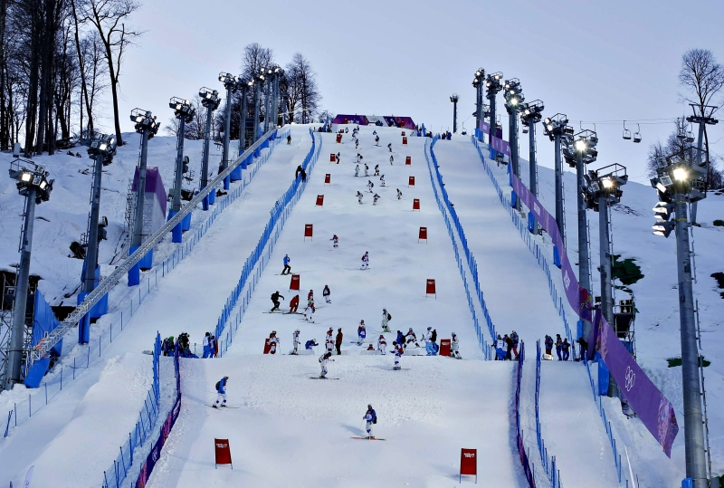 Esquiadores realizam inspeção na pista antes de treinamento do esqui livre em Sochi | Mike Blake/ Reuters