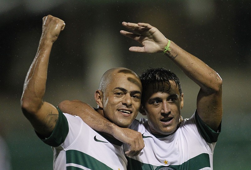 Robinho, comemorando gol ao lado de Julio Cesar, afirma que tudo foi resolvido | Hugo Harada / Gazeta do Povo