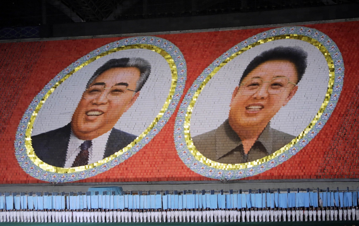Mosaico feito no Arirangde 2013 mostra os ex-líderes norte-coreanos Kim Jong-il and Kim Il-sung (à esq.) | Reuters/Jason Lee