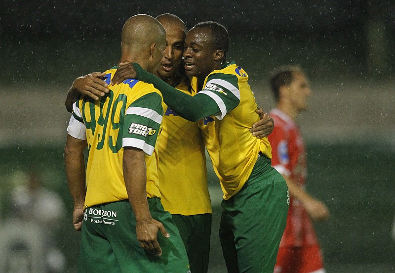 Geraldo comemora o primeiro gol da partida com Alex e Deivid, que participaram da jogada | Hugo Harada / Gazeta do Povo