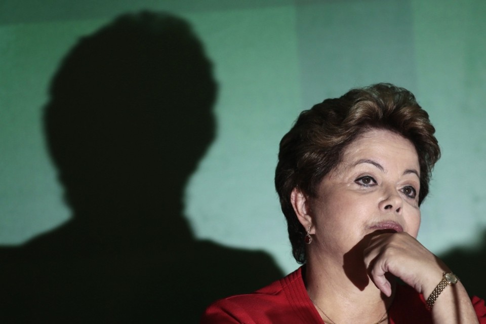 Mesmo sem ter compromissos oficiais, a presidente Dilma Rousseff permaneceu por algumas horas em Lisboa, onde, junto com sua comitiva, gastou R$ 71 mil em hotéis. A estadia causou polêmica e transtorno. O caso terminou com uma reforma ministerial, que começou na Secretaria de Comunicação Social, acusada de falta de transparência sobre a viagem. Dela, saiu a ministra Helena Chagas e entrou o paranaense Thomas Traumann. A ministra Gleisi Hoffmann deixou a Casa Civil para e dedicar à campanha no PR.Relembre o início do caso.. | Ueslei Marcelino/Reuters