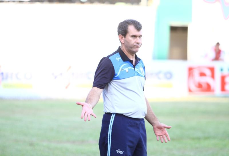 Cláudio Tencati ficou sob pressão no Londrina após a derrota de domingo para o Arapongas | Roberto Custódio / Jornal de Londrina
