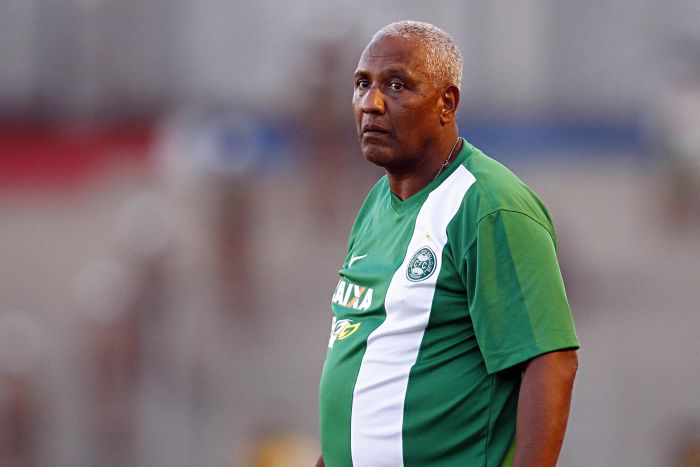 Zé Carlos, treinador do Coritiba na partida, olha preocupado a partida. Equipe não fez bom jogo | Albari Rosa/Gazeta do Povo