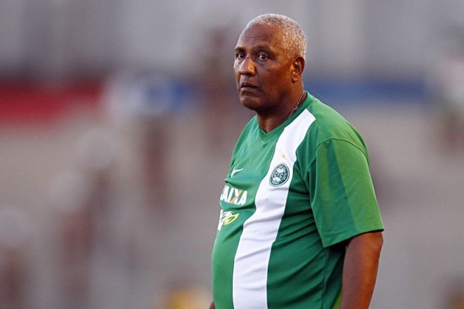 Zé Carlos, treinador do Coritiba na partida, olha preocupado a partida. Equipe não fez bom jogo | 