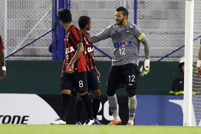 Deivid e Weverton discutem após primeiro gol do Vélez |