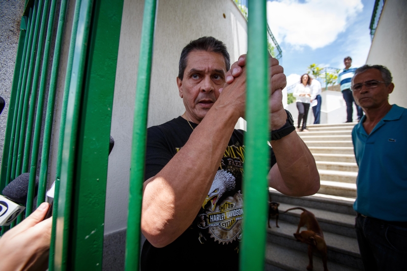 Roberto Jefferson, ex-deputado federal e delator do esquema do mensalão, antes de ser presos por agentes da Polícia Federal em sua casa, em Levy Gasparian (RJ) | Daniel Malenco/Folhapress