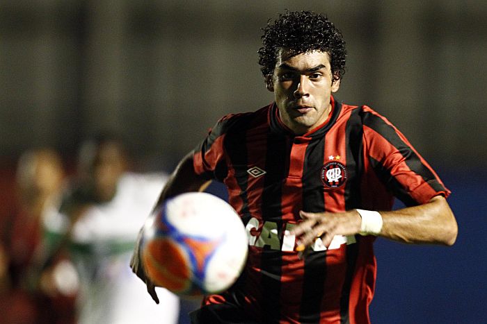 Com a contusão de Marcelo, Bruno Mendes espera ter uma chance na equipe principal do Atlético | Albari Rosa / Gazeta do Povo